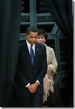 President Obama Visits Caterpillar Factory b_bjlzhE1zWl