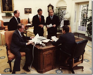President_Reagan_holds_a_oval_office_staff_meeting_1981