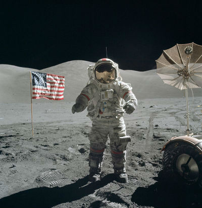 800px-Apollo_17_Cernan_on_moon.jpg