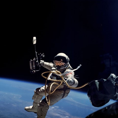 Ed_White_performs_first_U.S._spacewalk_-_GPN-2006-000025.jpg