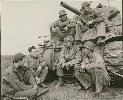 Ernie_Pyle_at_Anzio_with_the_191st_Tank_Battalion,_US_Army.jpg