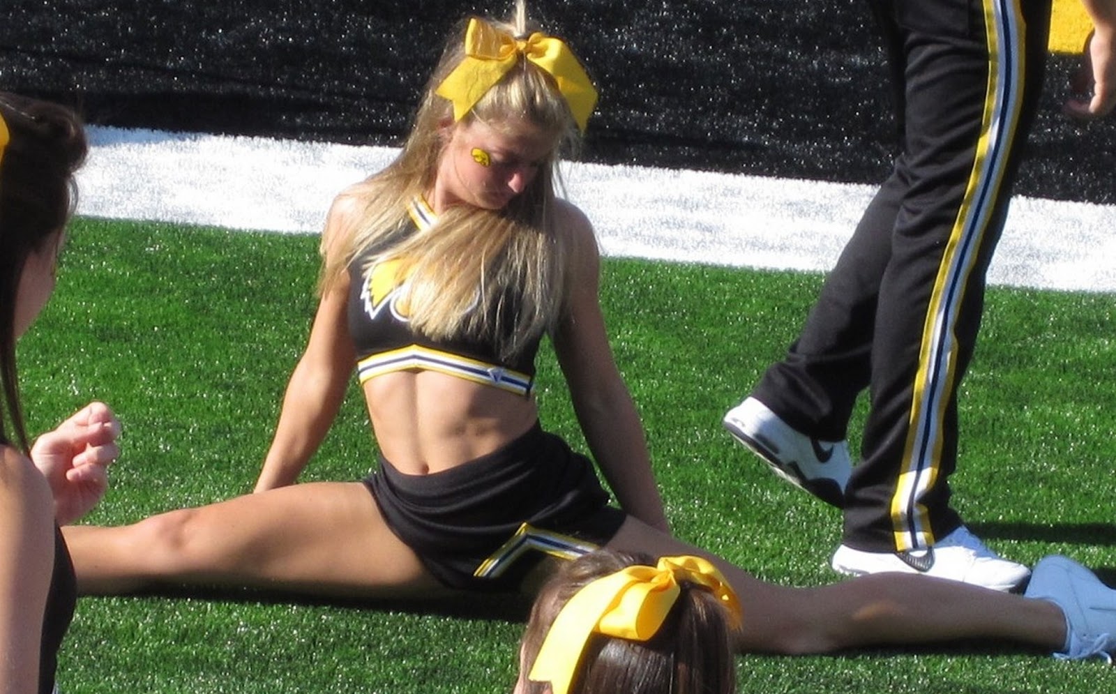 Iowa-Hawkeyes-Cheerleaders.jpg