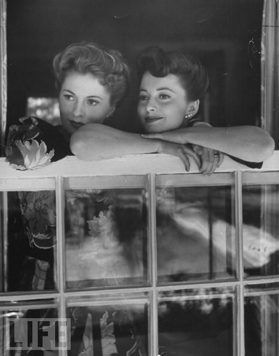 Joan_fontaine_olivia_dehaviland_sisters_1942.jpg