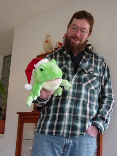 Ken_Layne_and_the_singing_Xmas_frog--large-1101517163-msg-23708-2.JPG