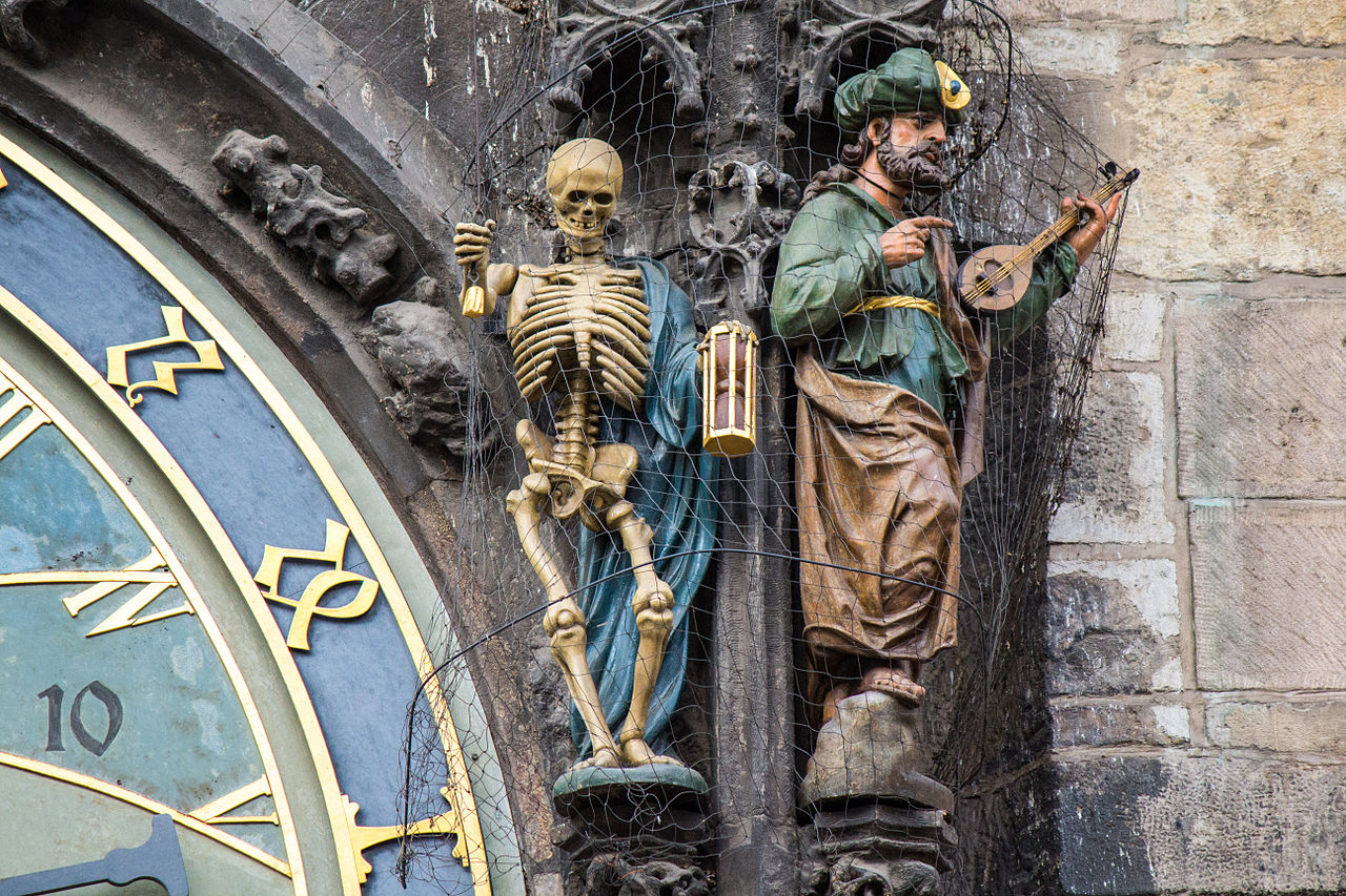 Statues_on_Prague_Astronomical_Clock_2014-01_(landscape_mode)_3.jpg