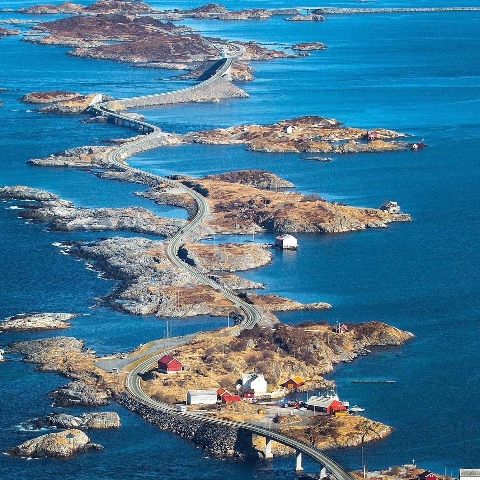 atlanticoceanroadnorway.jpg