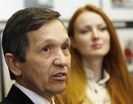 capt.4df4332c0e7d454e87cc30bd7a418772.kucinich_2008__nhjc102.jpg