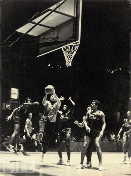 castro_plying_bball_1960.jpg