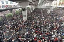 crowded_train_stations_in_china_sm.jpg