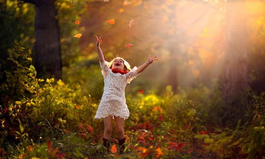 doof-leaves-girl-autumn.jpg