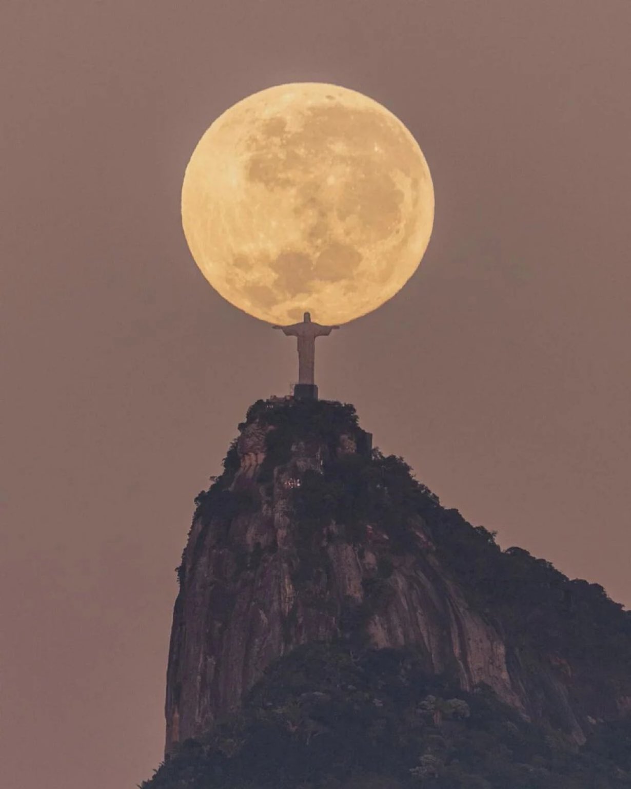 jesusinfrontoffullmoon.jpg