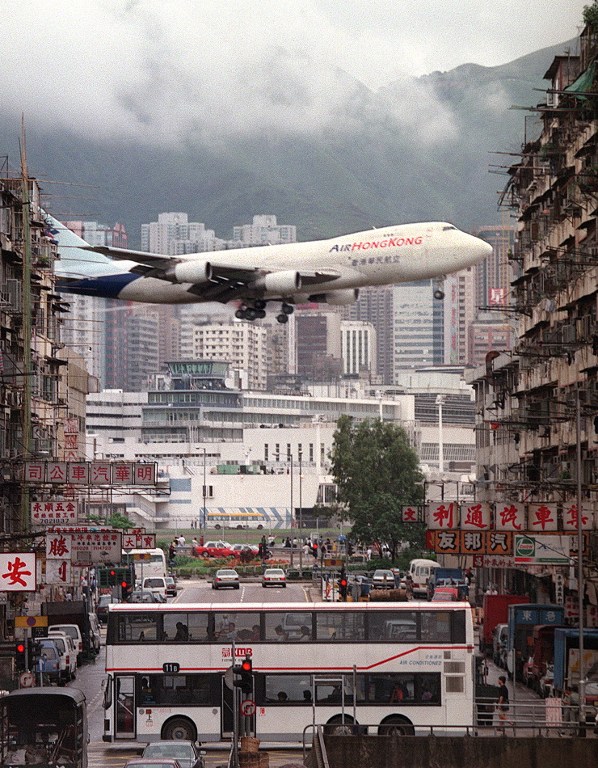 jetlandinginhongkong.jpg