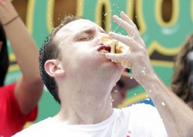 joey-chestnut-competitive-eater-e1318605616533.jpg