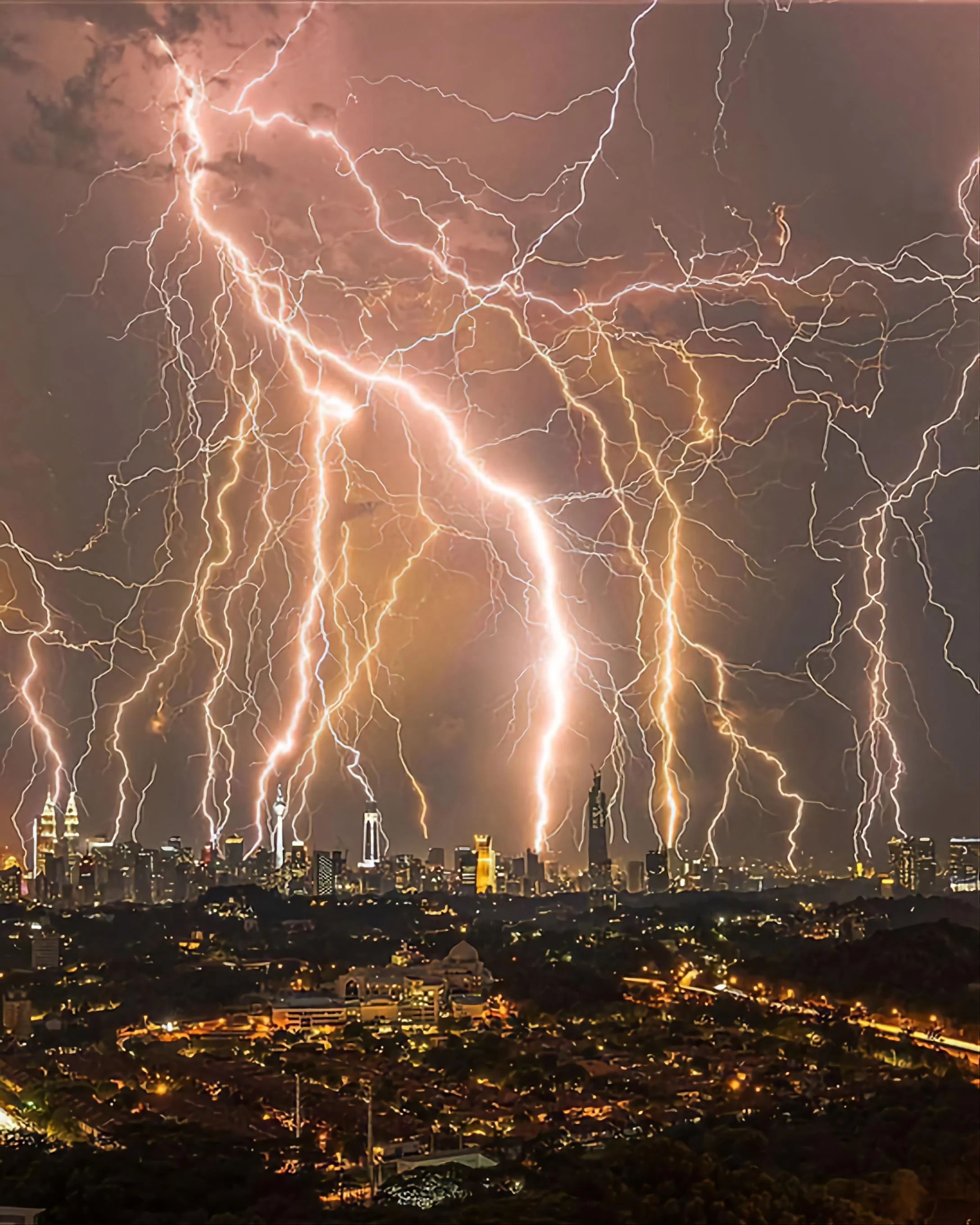 lightningstormkualalampur.jpg