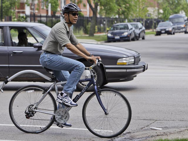 obama_rides_bicycle.jpg