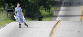 rollerblading_amish_people_13.jpg