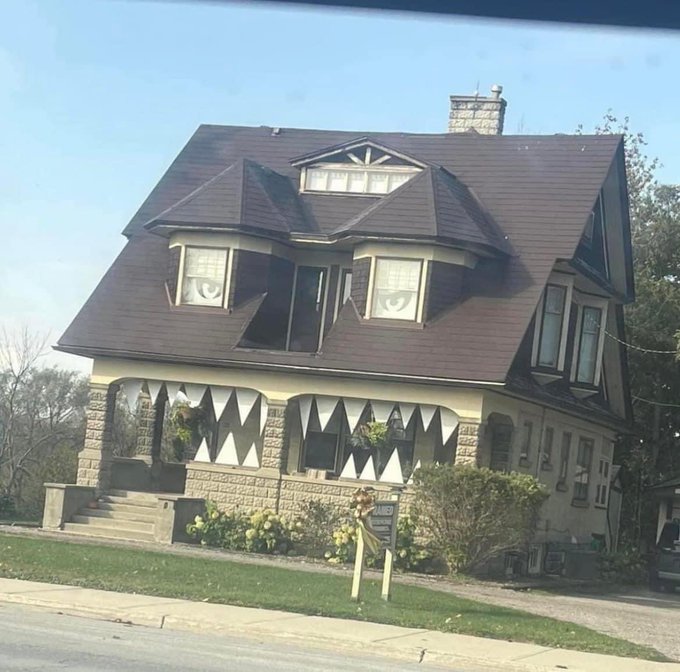 scaryhalloweenhouse.jpg