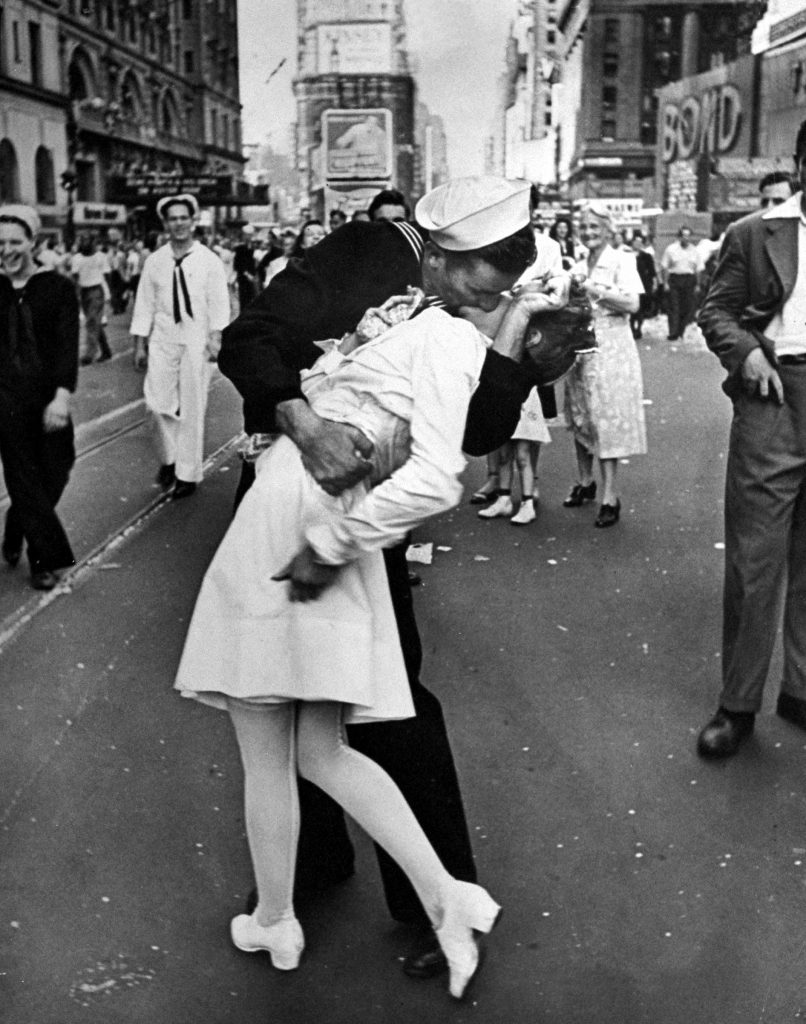 thekiss1945.jpg