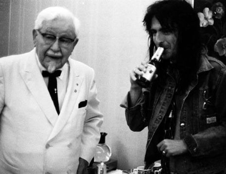 tumblr_lgoi8n0R221qabj53o1_500_col_sanders_alice_cooper.jpg