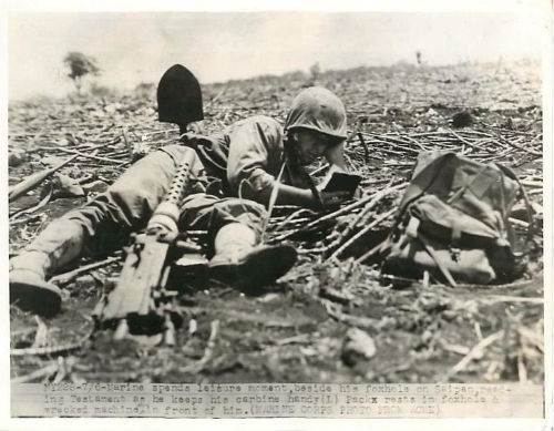 us-marine-wwii-reading-bible.jpg